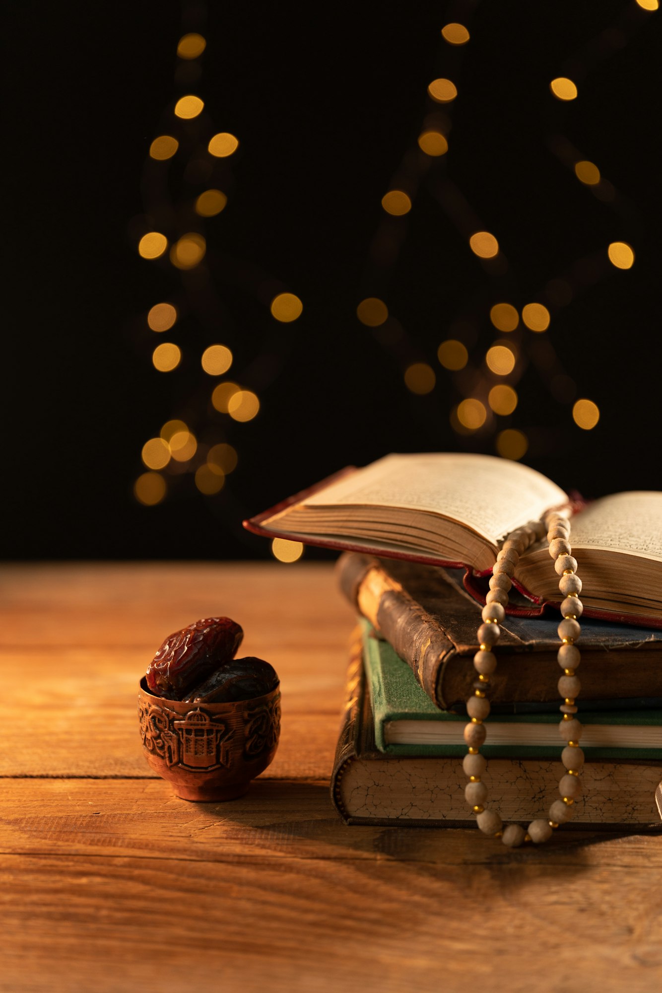 Kuran and dates in a bowl on a wooden table